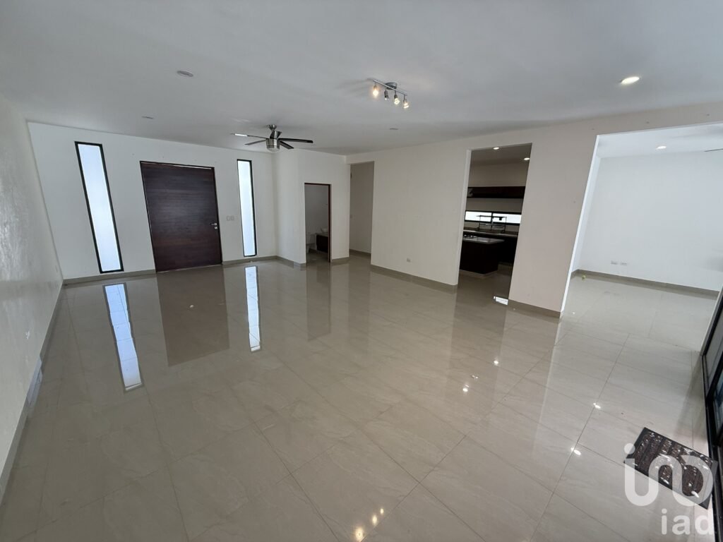 CASA EN VENTA EN RESIDENCIAL LA REJOYADA CON TERRENO DE 900 M2  DE UNA PLANTA, CON PISCINA