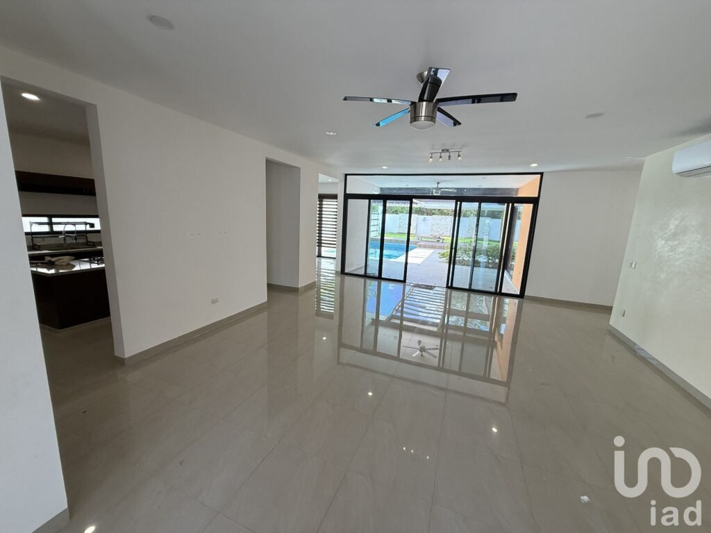 CASA EN VENTA EN RESIDENCIAL LA REJOYADA CON TERRENO DE 900 M2  DE UNA PLANTA, CON PISCINA