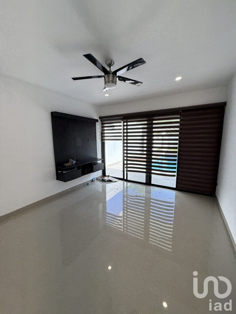 CASA EN VENTA EN RESIDENCIAL LA REJOYADA CON TERRENO DE 900 M2  DE UNA PLANTA, CON PISCINA