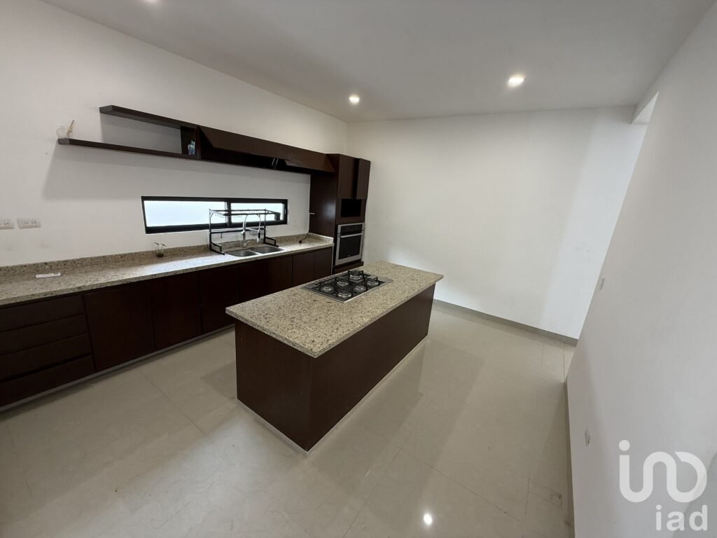 CASA EN VENTA EN RESIDENCIAL LA REJOYADA CON TERRENO DE 900 M2  DE UNA PLANTA, CON PISCINA