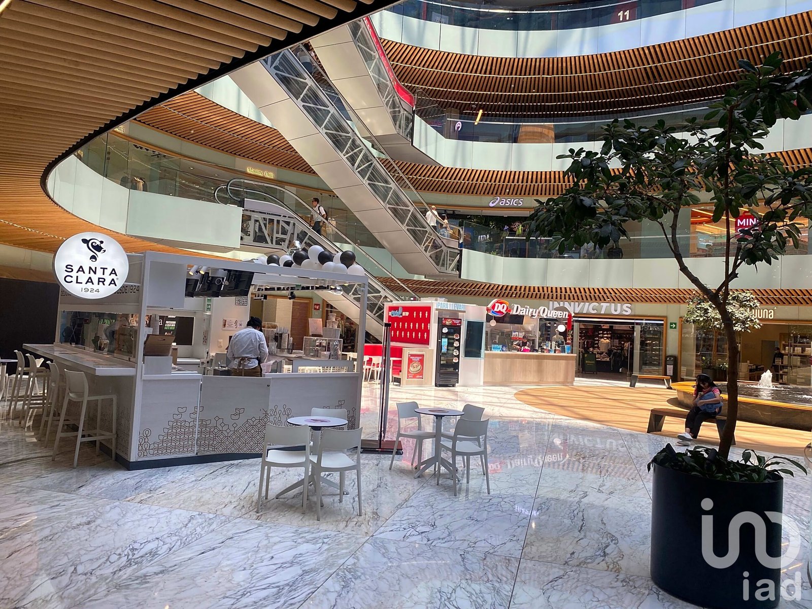 Se renta local comercial en insurgentes sur. Se renta local comercial en insurgentes sur.
