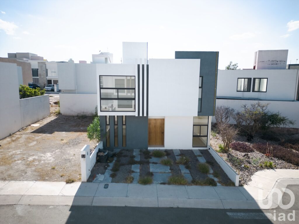 Casa en Zizana, Zákia con 3 recámaras, Alberca,Gimnasio, Seguridad y Salon de Eventos