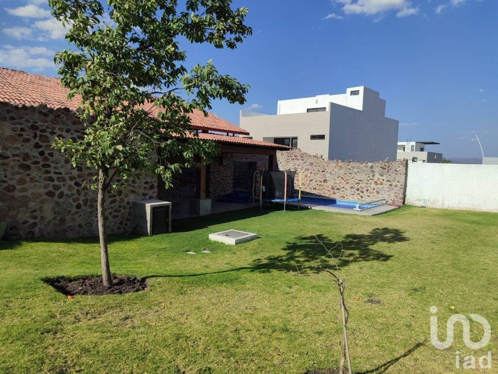 Casa en Zizana, Zákia con 3 recámaras, Alberca,Gimnasio, Seguridad y Salon de Eventos