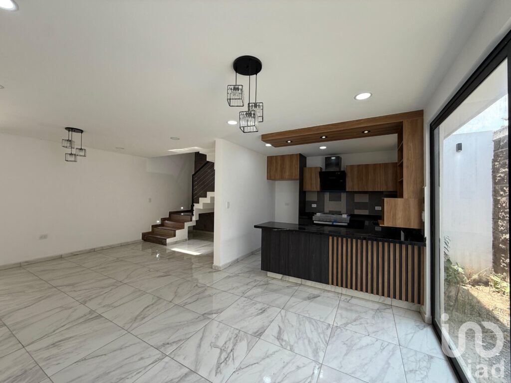 Casa en Venta con excelentes acabados y salida inmediata a Periférico en Cuautlancingo
