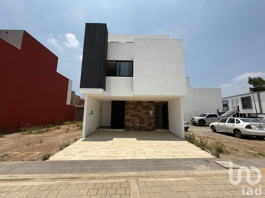 Casa en Venta con excelentes acabados y salida inmediata a Periférico en Cuautlancingo