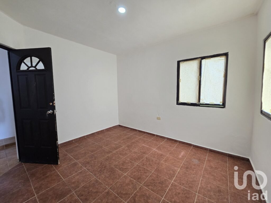 CASA EN VENTA EN GRAN SANTA FE CON 6 RECAMARAS EN ESQUINA Y PANELES SOLARES Y PISCINA.