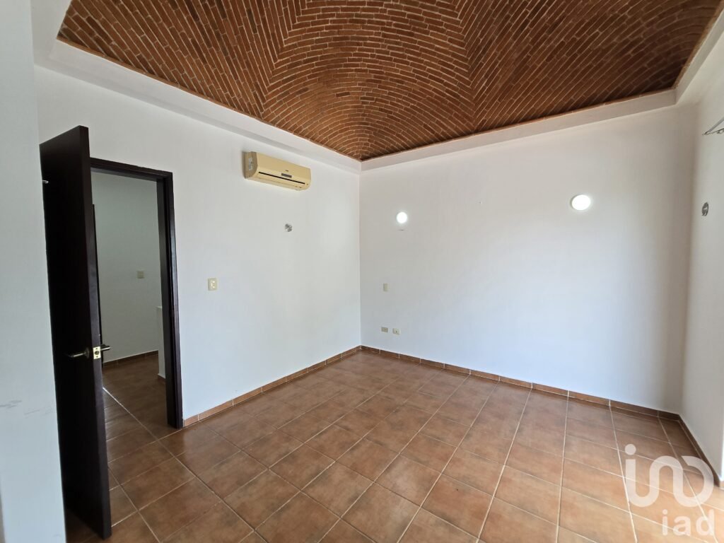 CASA EN VENTA EN GRAN SANTA FE CON 6 RECAMARAS EN ESQUINA Y PANELES SOLARES Y PISCINA.