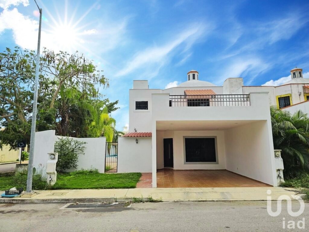 CASA EN VENTA EN GRAN SANTA FE CON 6 RECAMARAS EN ESQUINA Y PANELES SOLARES Y PISCINA.