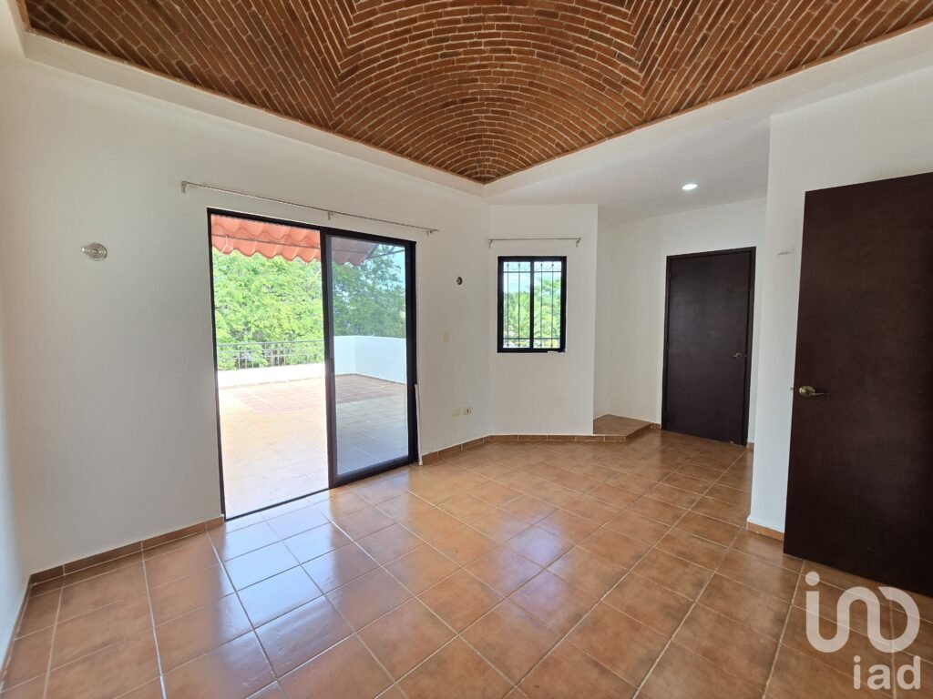 CASA EN VENTA EN GRAN SANTA FE CON 6 RECAMARAS EN ESQUINA Y PANELES SOLARES Y PISCINA.