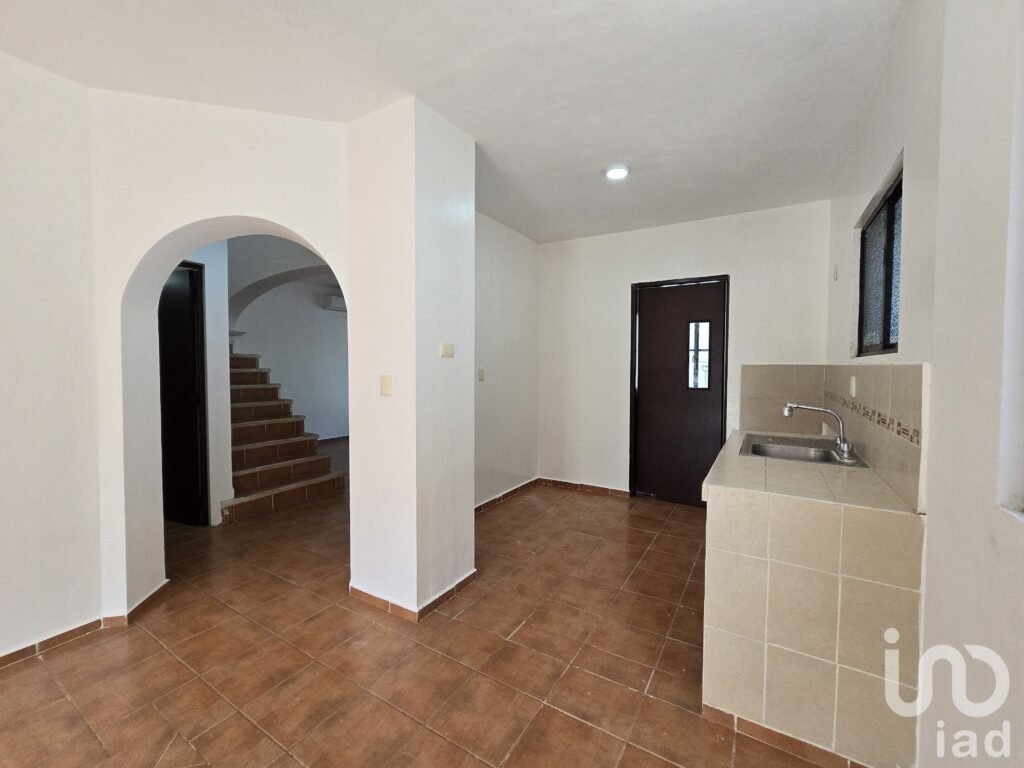 CASA EN VENTA EN GRAN SANTA FE CON 6 RECAMARAS EN ESQUINA Y PANELES SOLARES Y PISCINA.