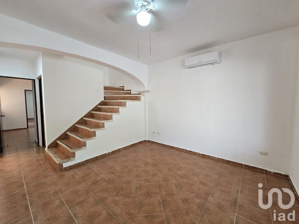 CASA EN VENTA EN GRAN SANTA FE CON 6 RECAMARAS EN ESQUINA Y PANELES SOLARES Y PISCINA.