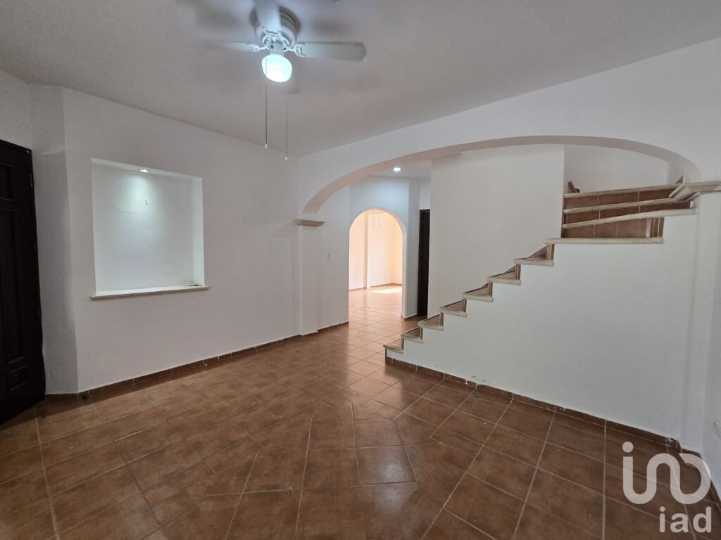 CASA EN VENTA EN GRAN SANTA FE CON 6 RECAMARAS EN ESQUINA Y PANELES SOLARES Y PISCINA.