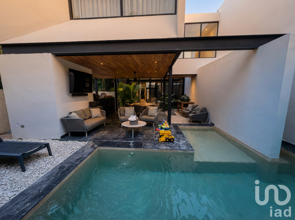 CASA EN VENTA COMPOSTELA 61 EN KOMCHEN, CON PANELES SOLARES Y PISCINA