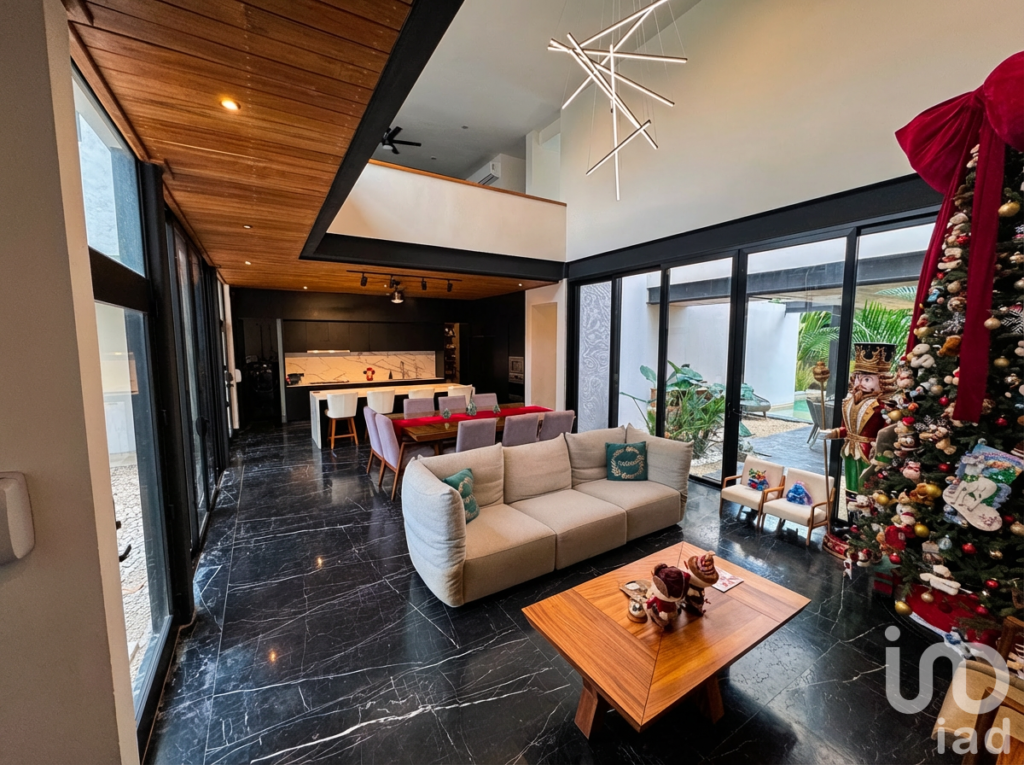 CASA EN VENTA COMPOSTELA 61 EN KOMCHEN, CON PANELES SOLARES Y PISCINA