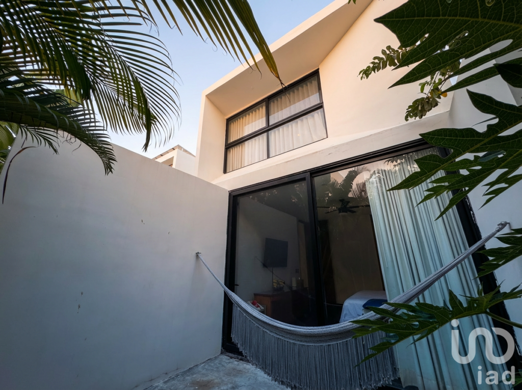 CASA EN VENTA COMPOSTELA 61 EN KOMCHEN, CON PANELES SOLARES Y PISCINA