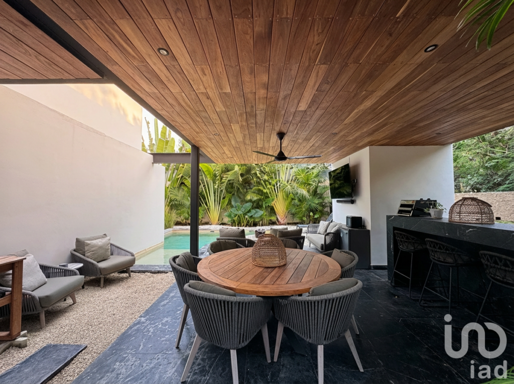 CASA EN VENTA COMPOSTELA 61 EN KOMCHEN, CON PANELES SOLARES Y PISCINA