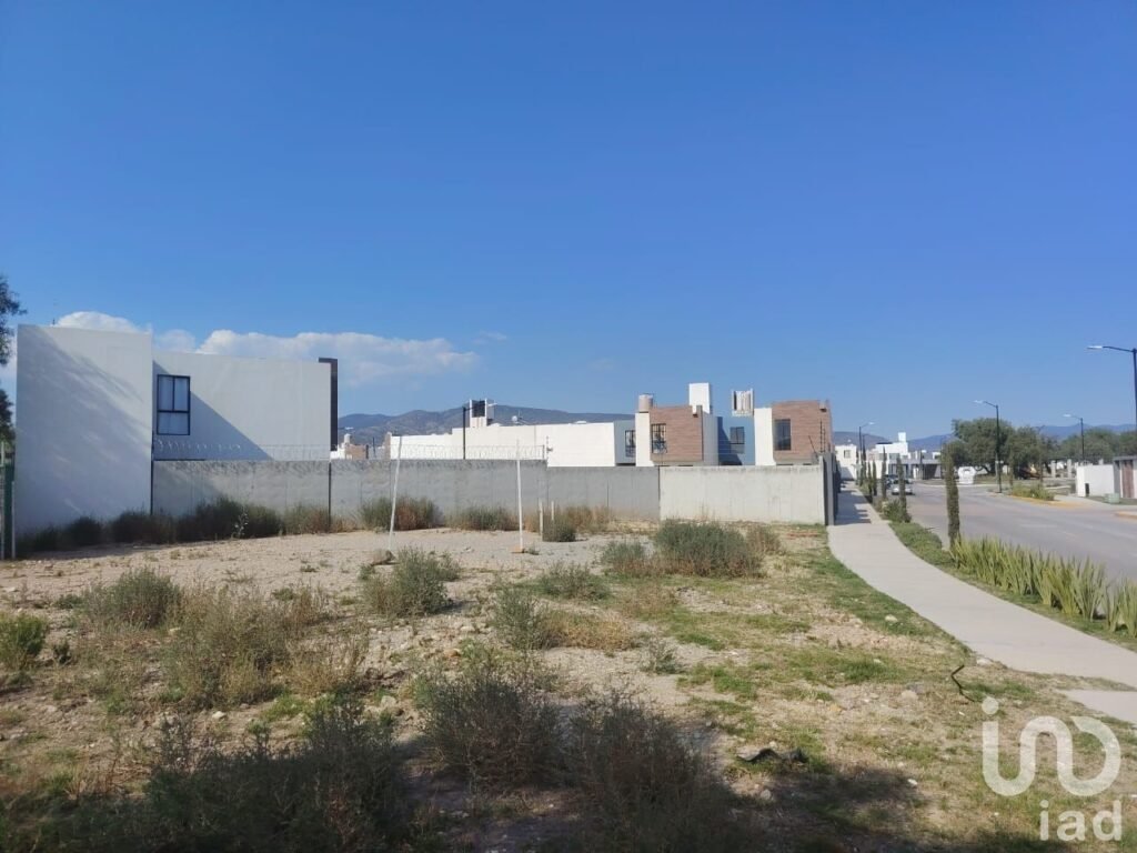 Renta de Lote Comercial en Esquina en Fraccionamiento en Mineral de Reforma