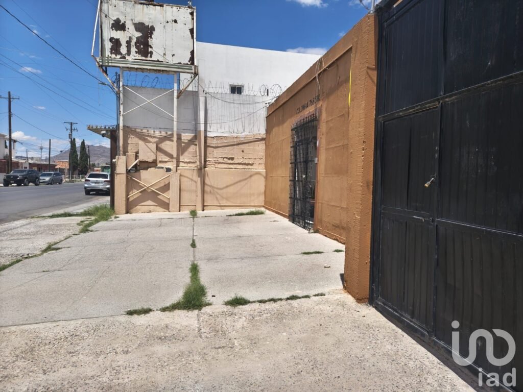 Propiedad comercial con amplio estacionamiento