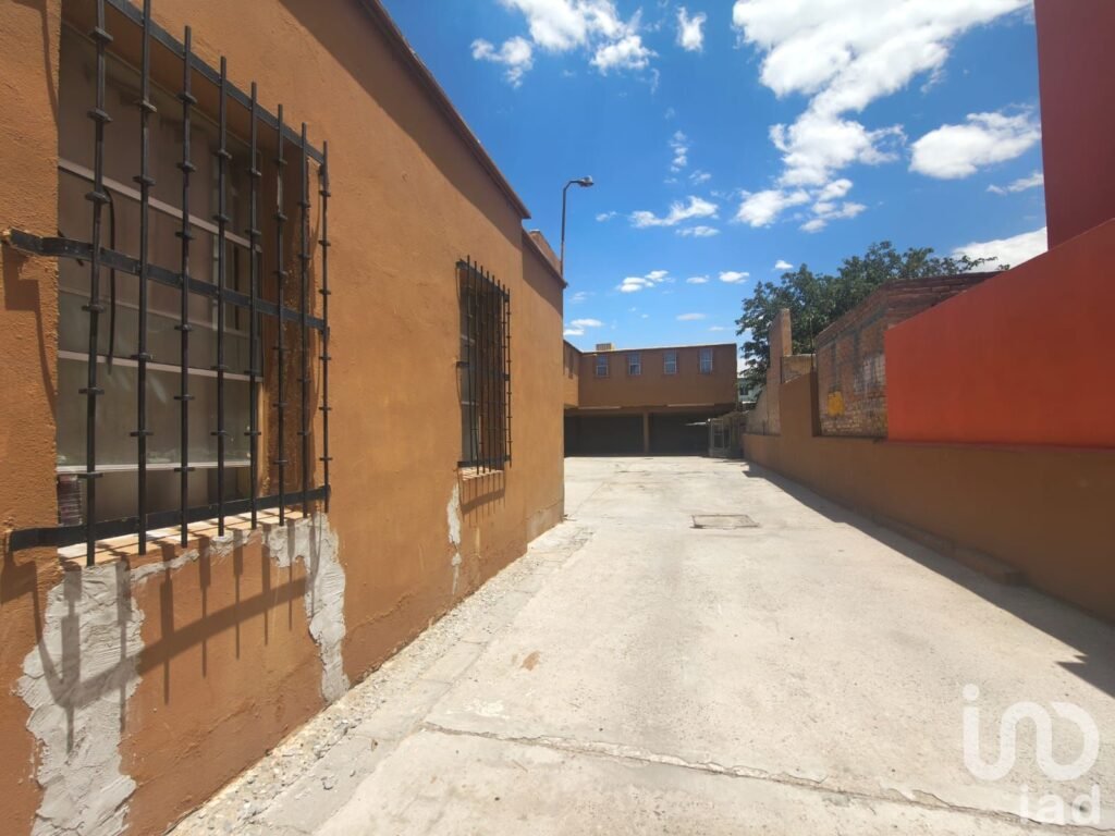 Propiedad comercial con amplio estacionamiento