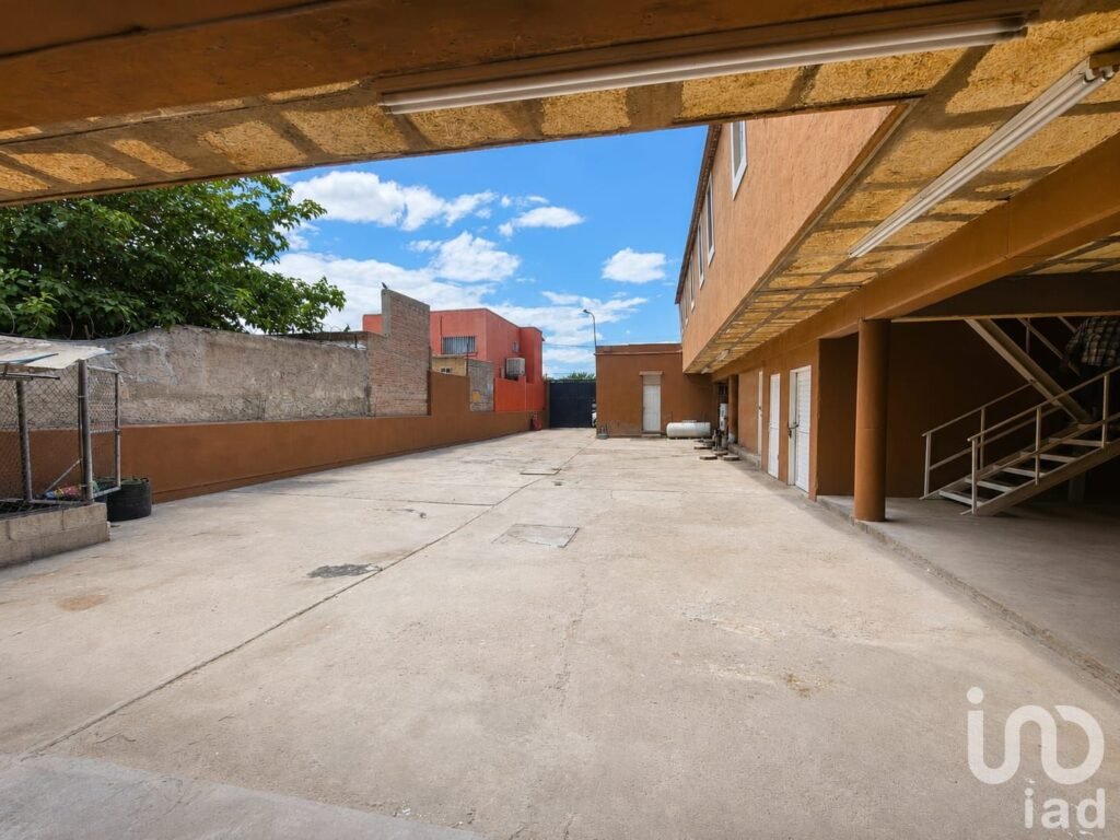 Propiedad comercial con amplio estacionamiento