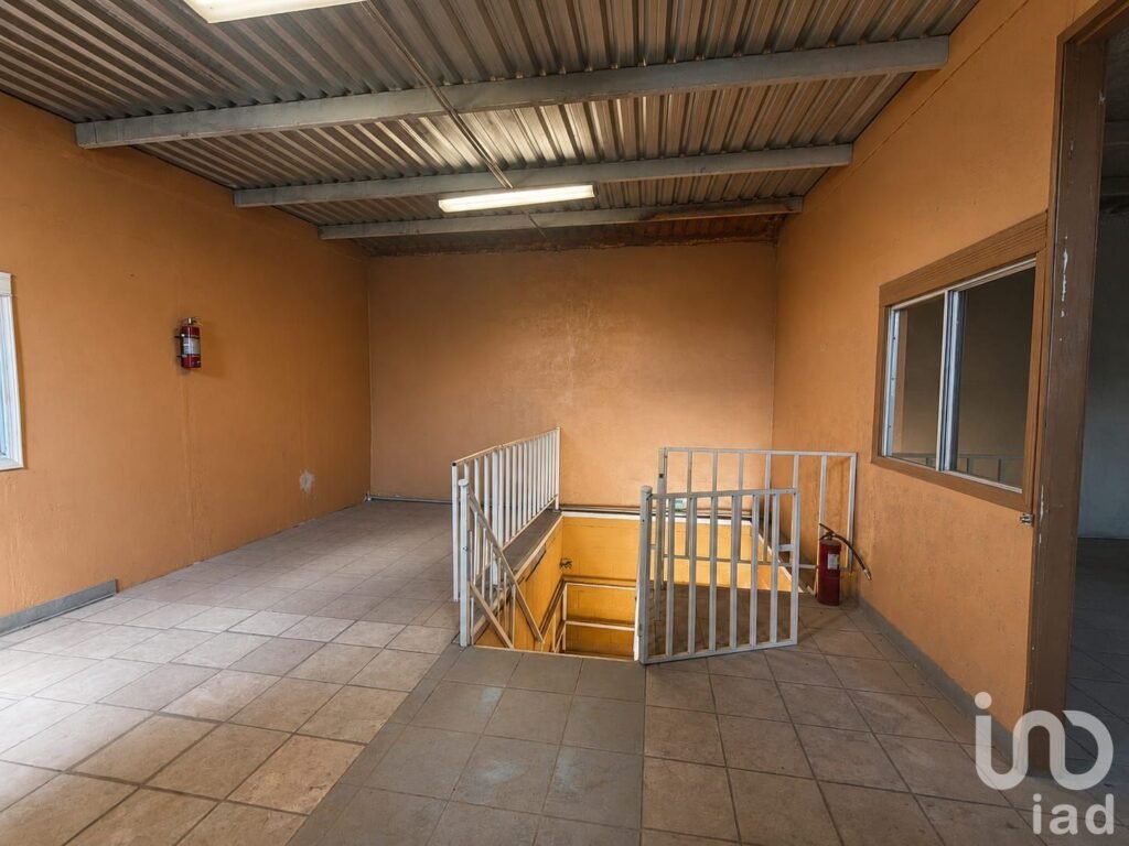 Propiedad comercial con amplio estacionamiento