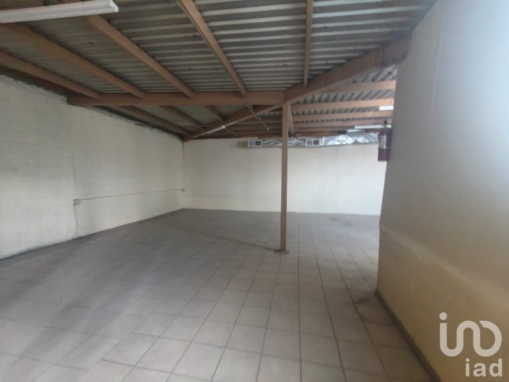 Propiedad comercial con amplio estacionamiento