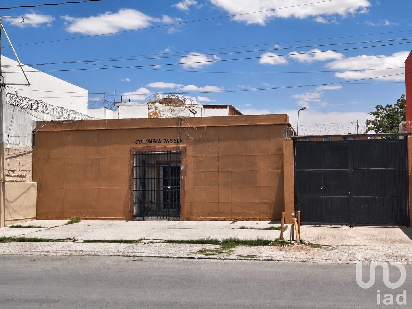 Propiedad comercial con amplio estacionamiento