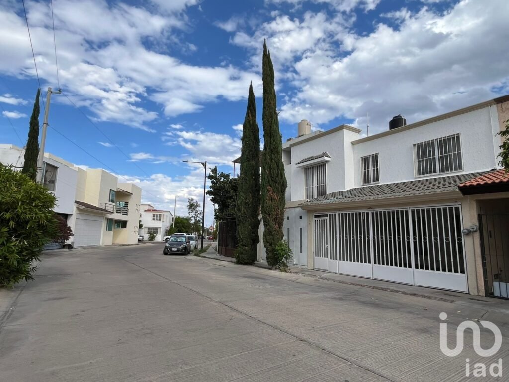 CASA EN VENTA EN FRACC. PUESTA DEL SOL, AGUASCALIENTES.
