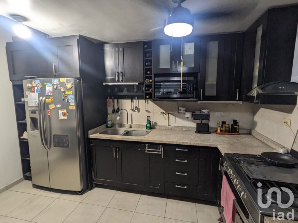 Venta de propiedad en esquina con potencial de inversión Hacienda Mitras atrás de Plaza Cumbres