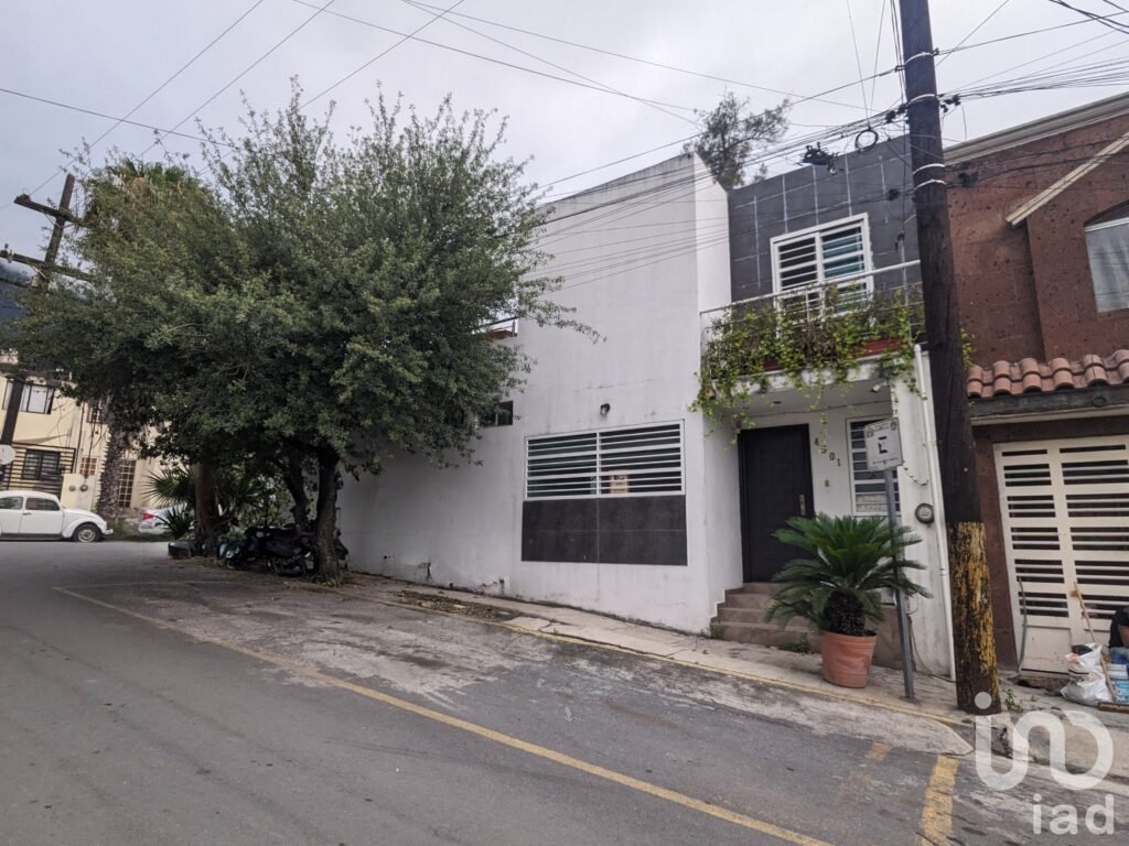 Venta de propiedad en esquina con potencial de inversión Hacienda Mitras atrás de Plaza Cumbres