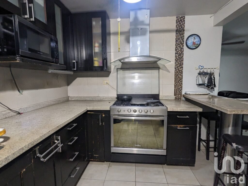 Venta de propiedad en esquina con potencial de inversión Hacienda Mitras atrás de Plaza Cumbres