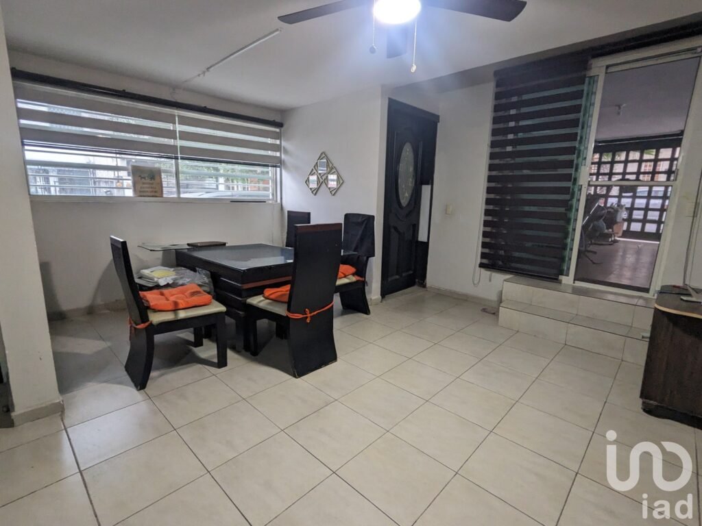 Venta de propiedad en esquina con potencial de inversión Hacienda Mitras atrás de Plaza Cumbres