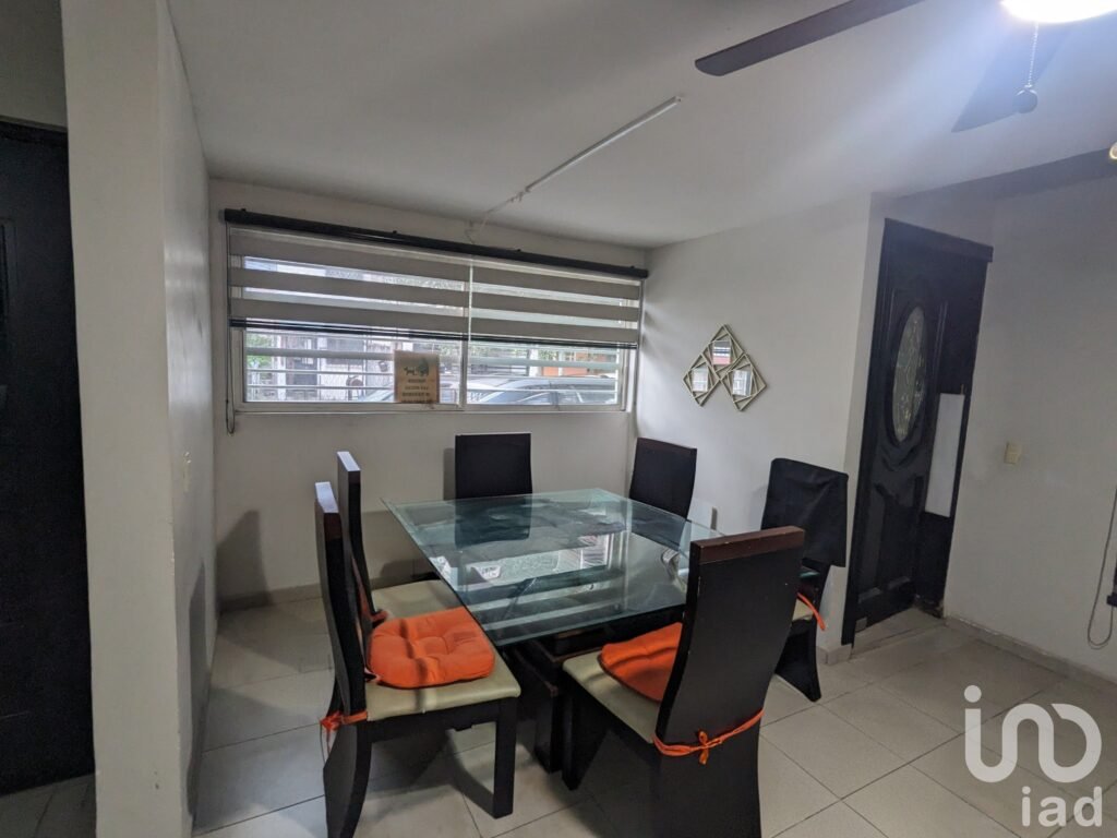 Venta de propiedad en esquina con potencial de inversión Hacienda Mitras atrás de Plaza Cumbres