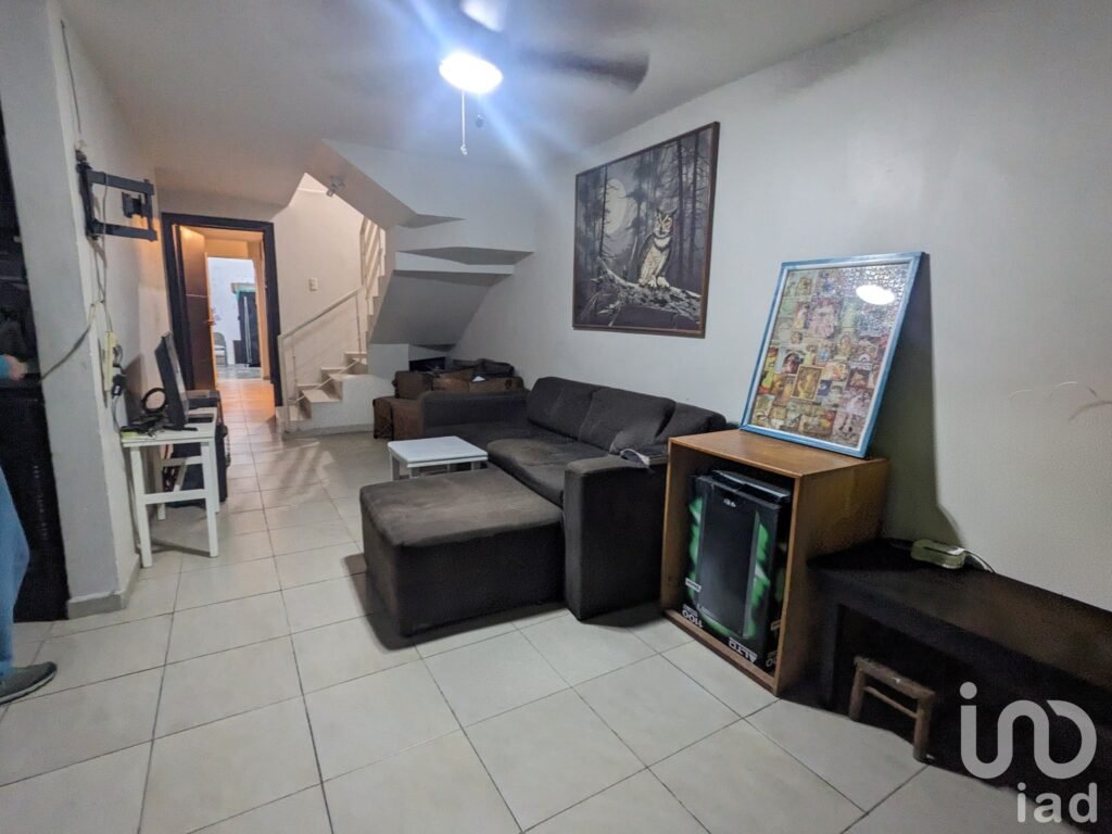 Venta de propiedad en esquina con potencial de inversión Hacienda Mitras atrás de Plaza Cumbres