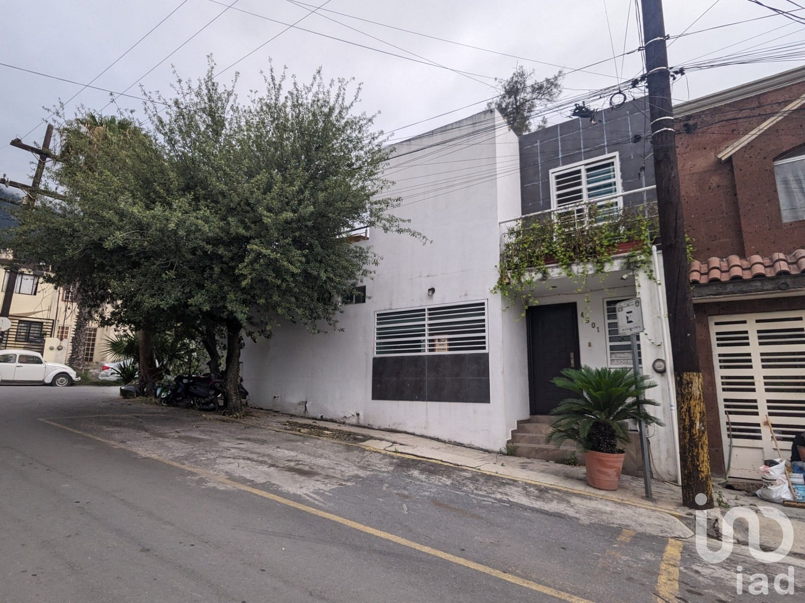 Venta de propiedad en esquina con potencial de inversión Hacienda Mitras atrás de Plaza Cumbres