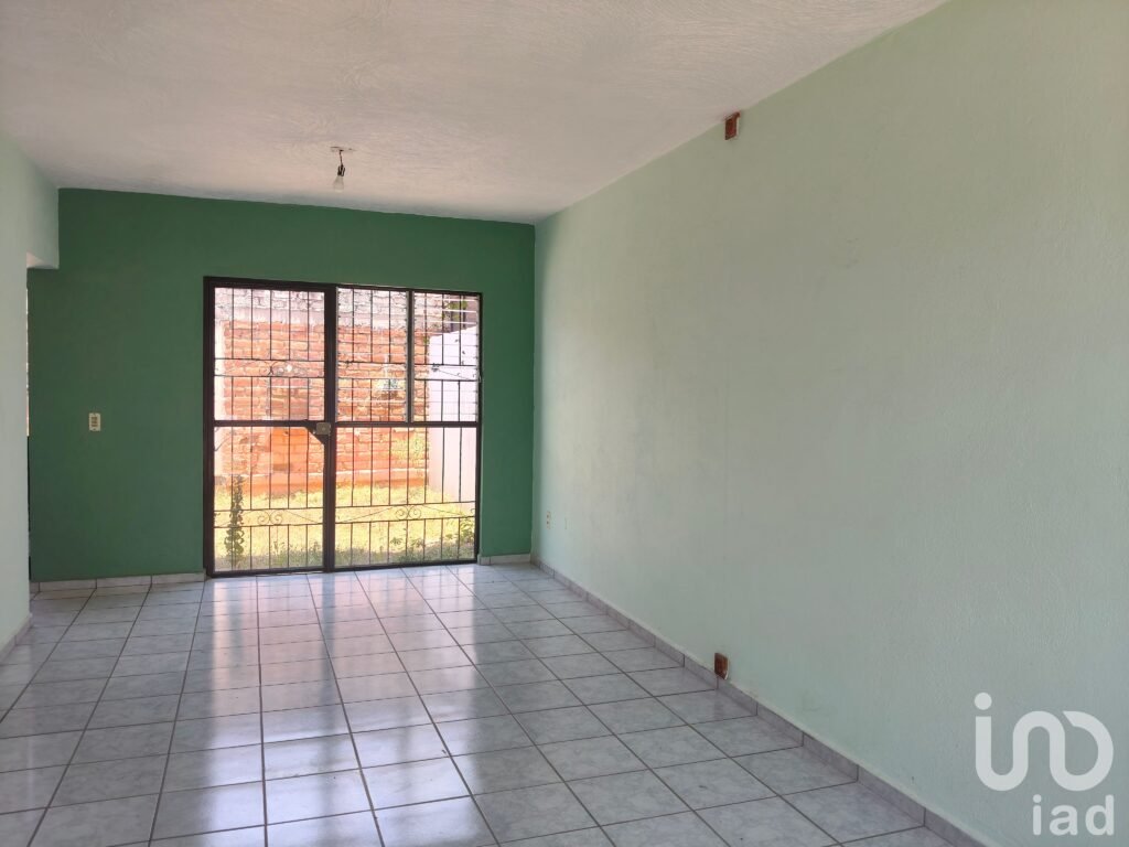 Casa en Venta. Esquina, 3 recámaras, acceso de servicio independiente.