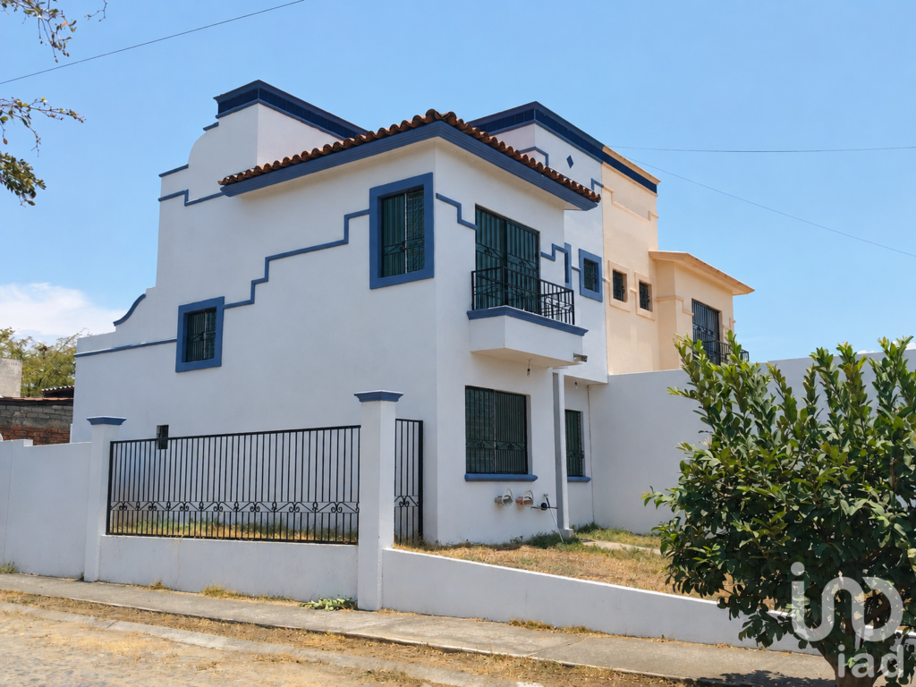 Casa en Venta. Esquina, 3 recámaras, acceso de servicio independiente.