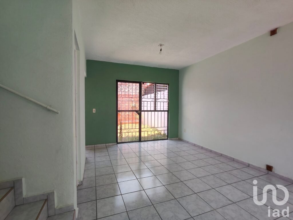 Casa en Venta. Esquina, 3 recámaras, acceso de servicio independiente.