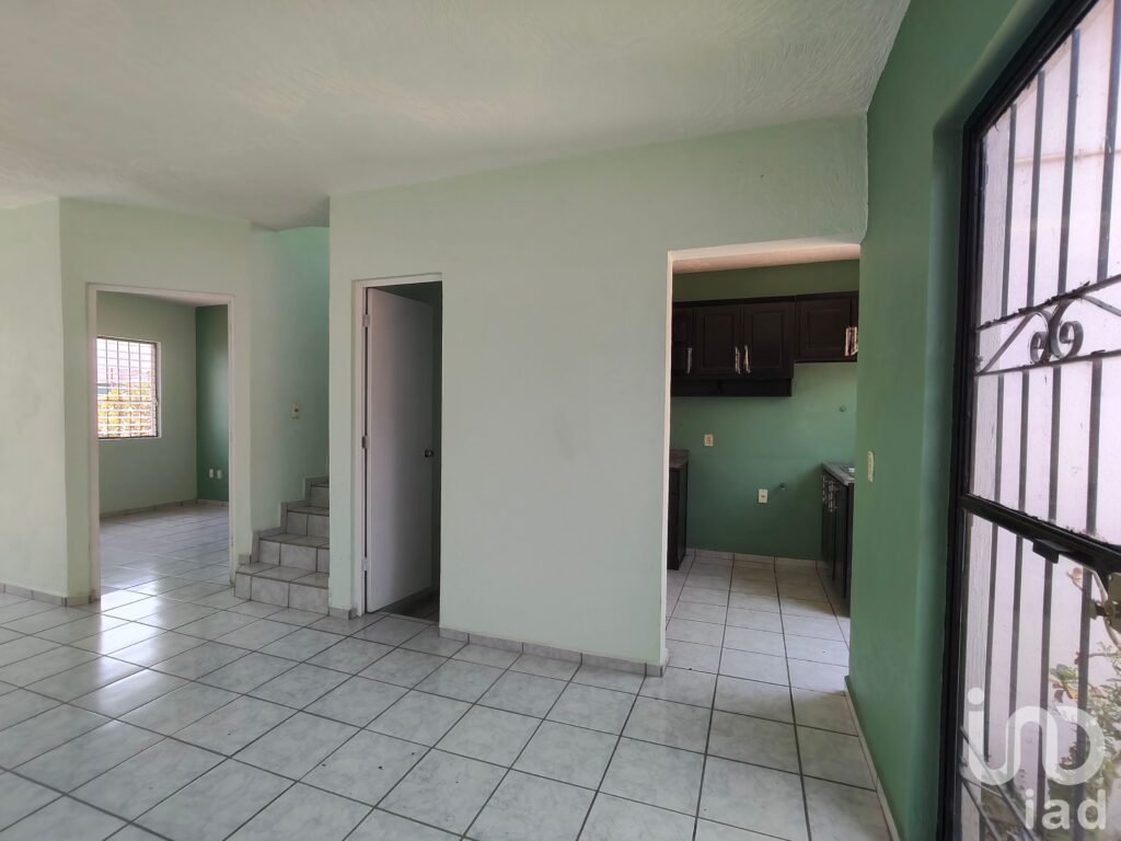 Casa en Venta. Esquina, 3 recámaras, acceso de servicio independiente.
