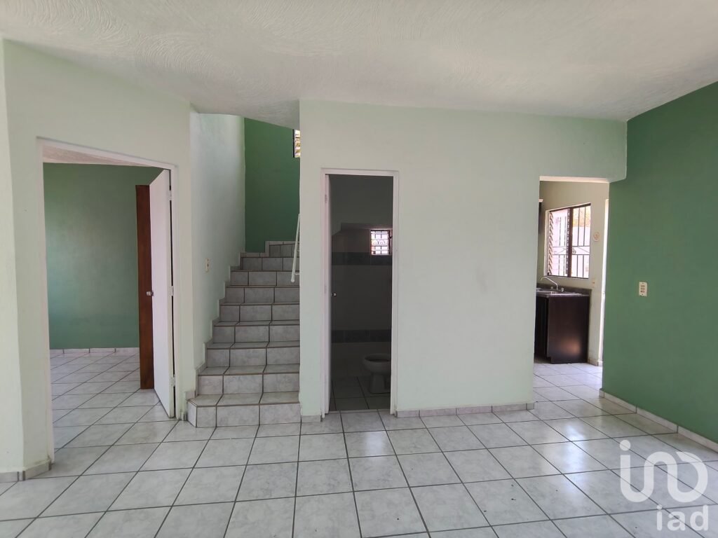 Casa en Venta. Esquina, 3 recámaras, acceso de servicio independiente.