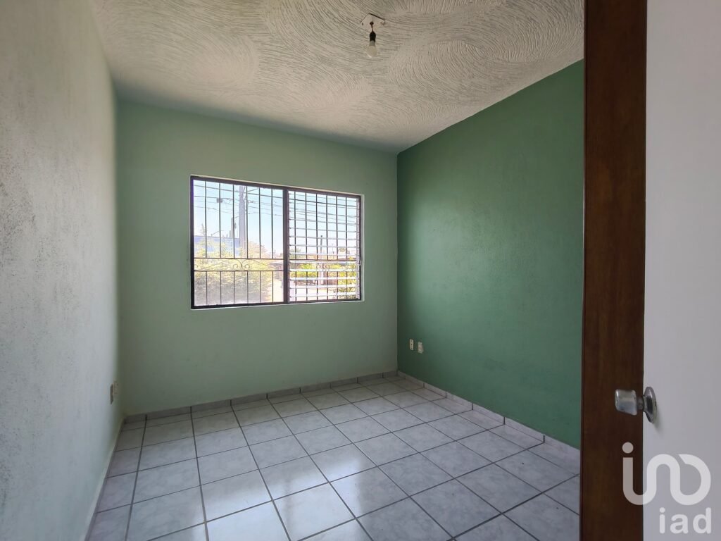 Casa en Venta. Esquina, 3 recámaras, acceso de servicio independiente.