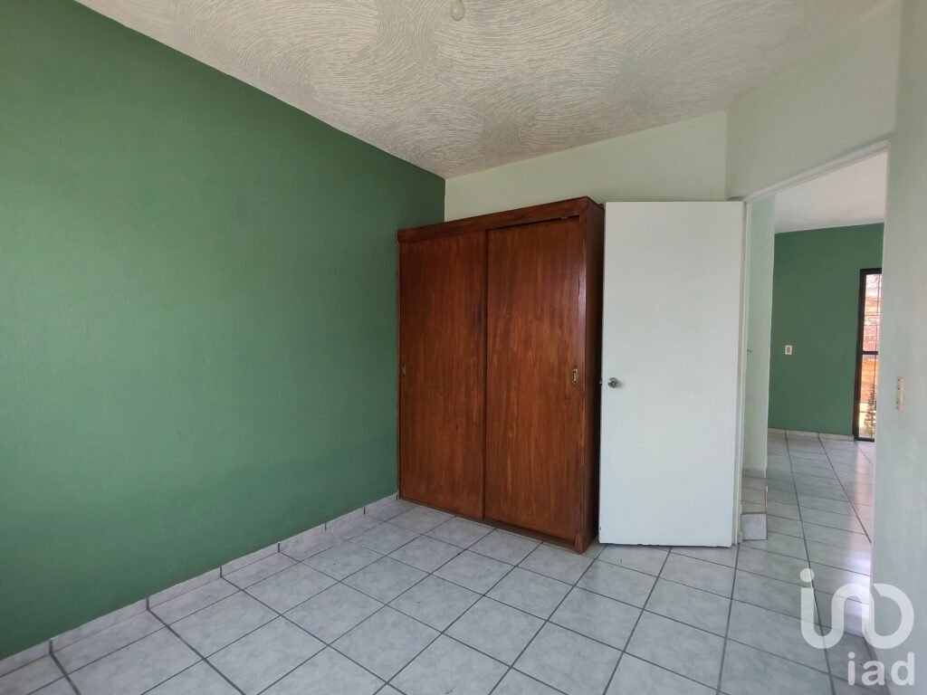 Casa en Venta. Esquina, 3 recámaras, acceso de servicio independiente.