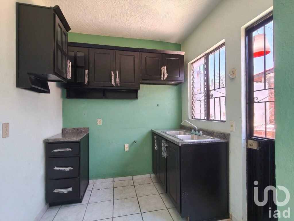 Casa en Venta. Esquina, 3 recámaras, acceso de servicio independiente.