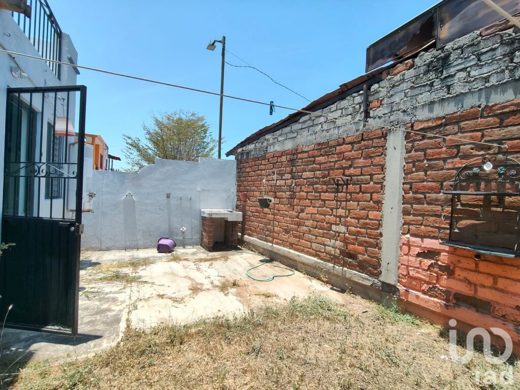Casa en Venta. Esquina, 3 recámaras, acceso de servicio independiente.