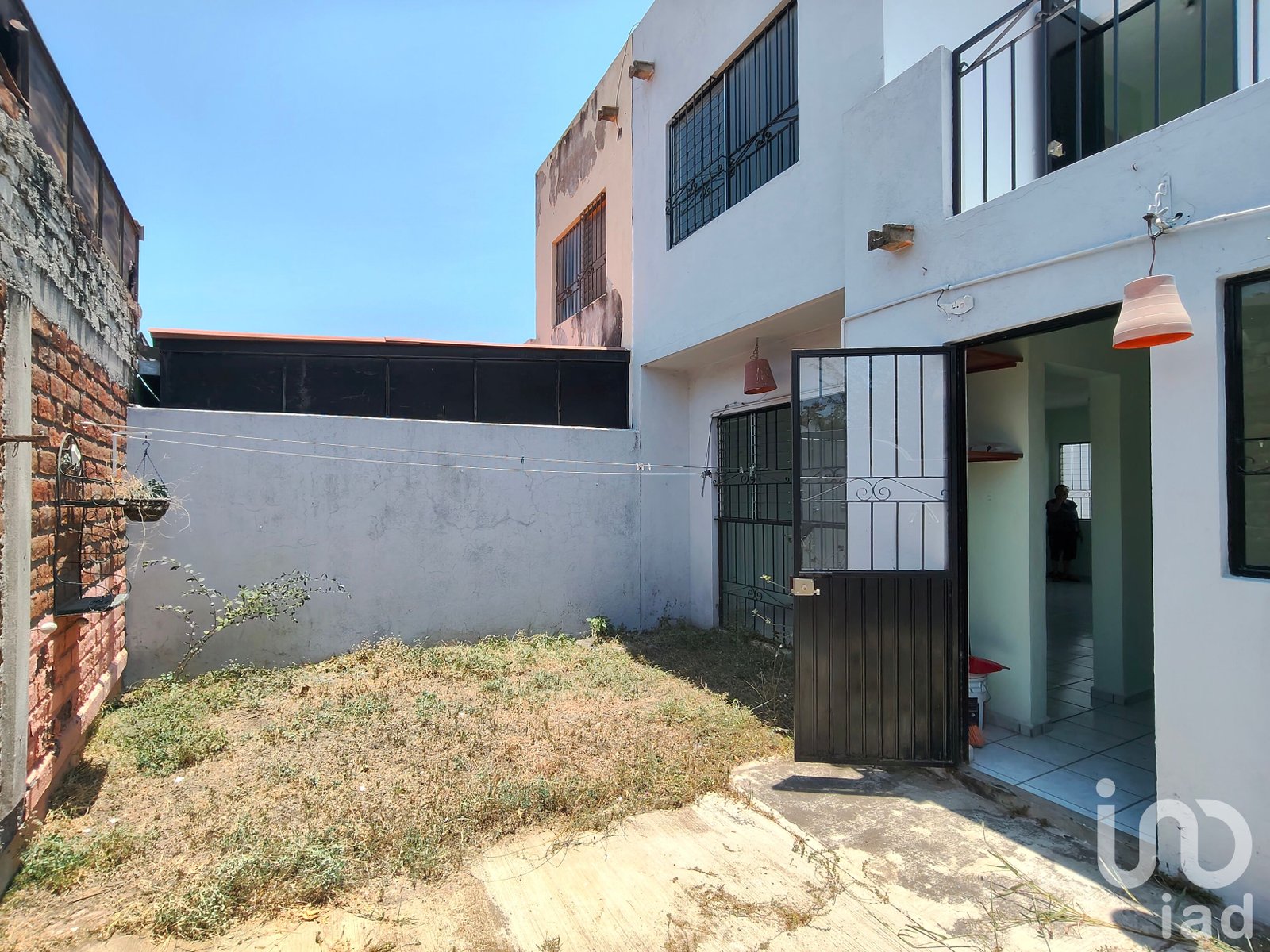 Casa en Venta. Esquina, 3 recámaras, acceso de servicio independiente.