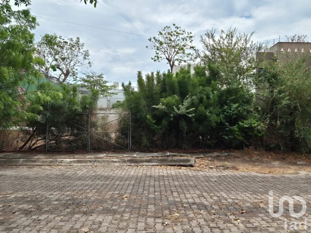 Terreno en venta en paseo Arboledas en Fraccionamiento Arboledas, Colima