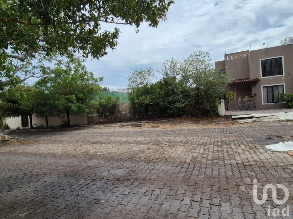 Terreno en venta en paseo Arboledas en Fraccionamiento Arboledas, Colima