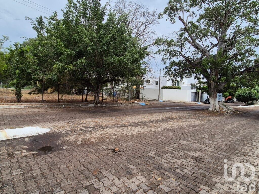 Terreno en venta en paseo Arboledas en Fraccionamiento Arboledas, Colima