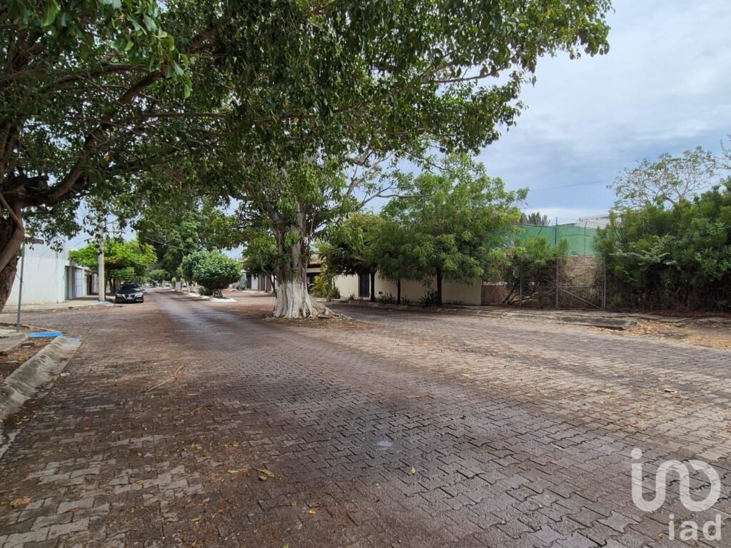 Terreno en venta en paseo Arboledas en Fraccionamiento Arboledas, Colima