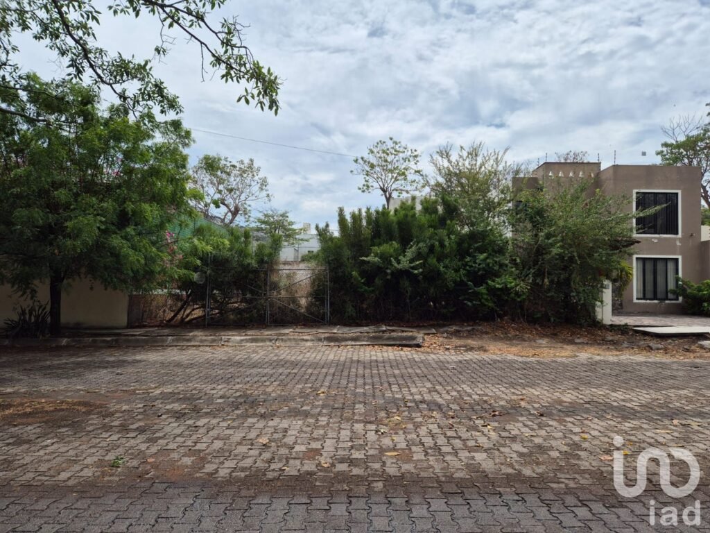 Terreno en venta en paseo Arboledas en Fraccionamiento Arboledas, Colima